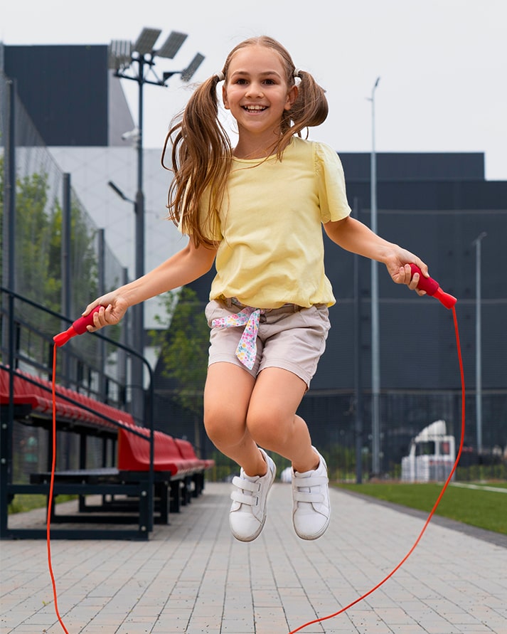 Una nena salta a la corda